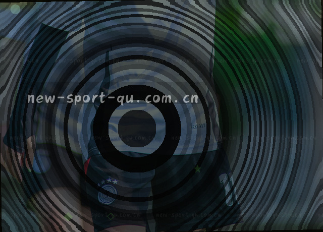 三位球员围看实时数据屏